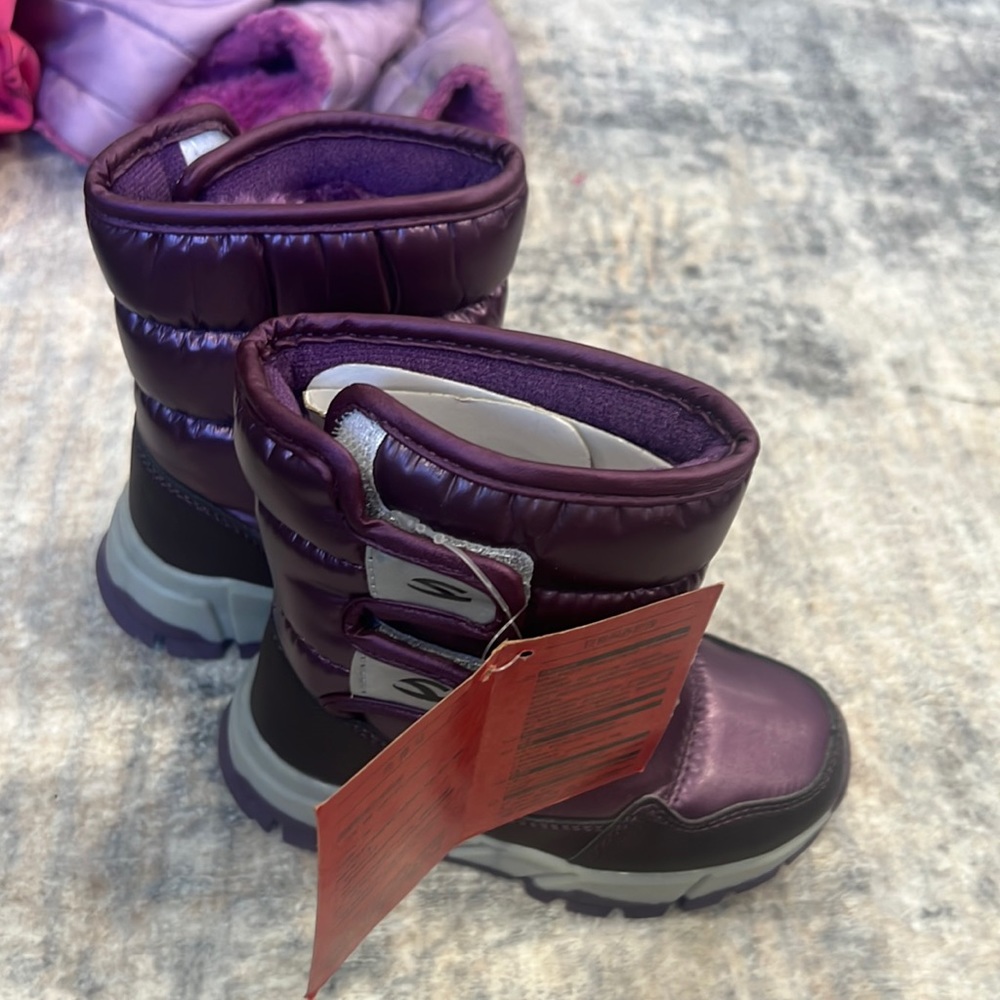 Kids snow boots size 9